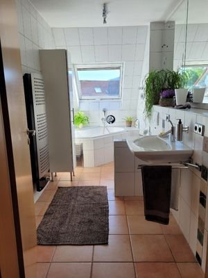 Modernes Badezimmer mit Whirlpool im Hauptgeschoss