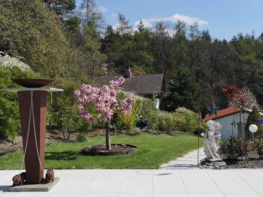 blühende Grundstücksgrenze