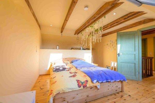 Schlafzimmer DG Blick ins Treppenhaus.jpg