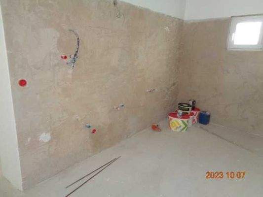 gr.Bad- leer + alle Anschlüsse