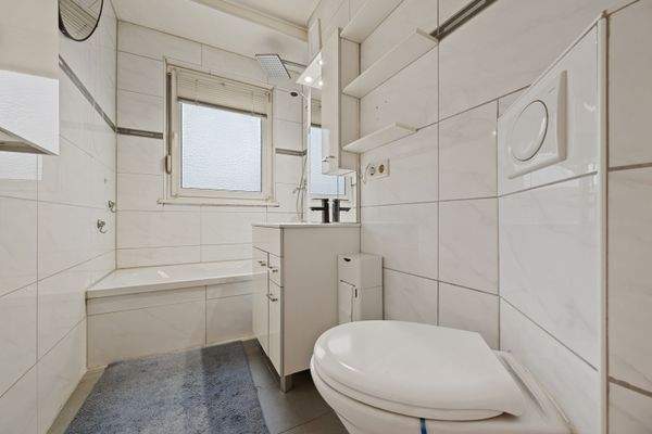 EG | Tageslichtbad mit WC, Waschbecken & Wanne