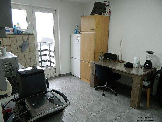 geräumige Küche mit Abstellkammer