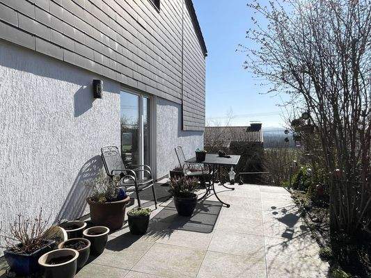 Seitliche Frühstücksterrasse