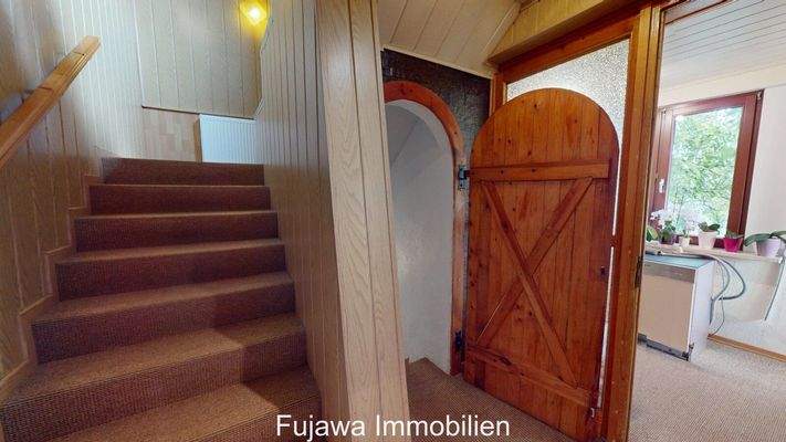 Treppe und Kellertür