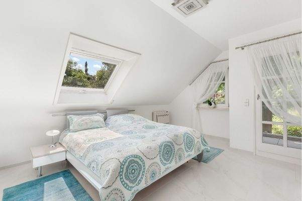 OG 2. Schlafzimmer Bild 1 mit Balkonzugang