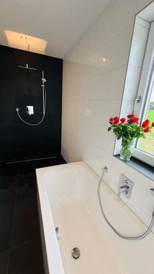 Badewanne &amp; Regenshowerdusche.jpg