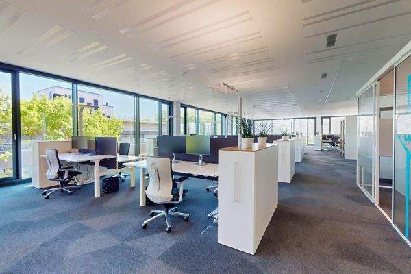 Teamarbeitsplätze in moderner Open-Space Umgebung