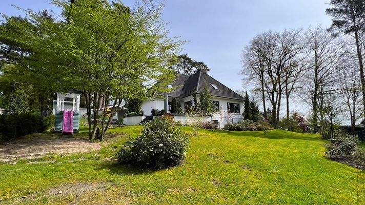 Garten mit Spielgerät