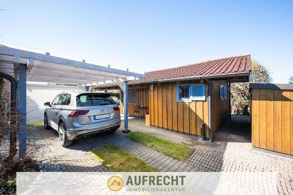 Einfahrt mit Carport