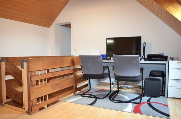 Galerie oben als Wohn- und Arbeitsbereich