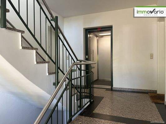 Treppenhaus/ Aufzug