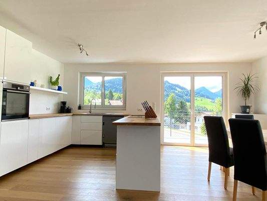 Küche im Wohnraum mit Ausblick