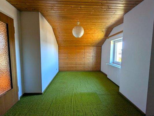 Zimmer 1 im DG mit Einbauschrank