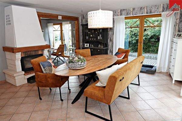 Eszimmer mit gemütlichem Kamin