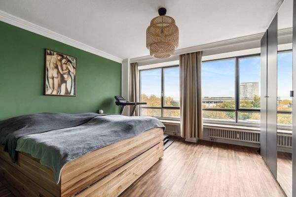 Ruhiges Schlafzimmer mit Blick auf Hamburg