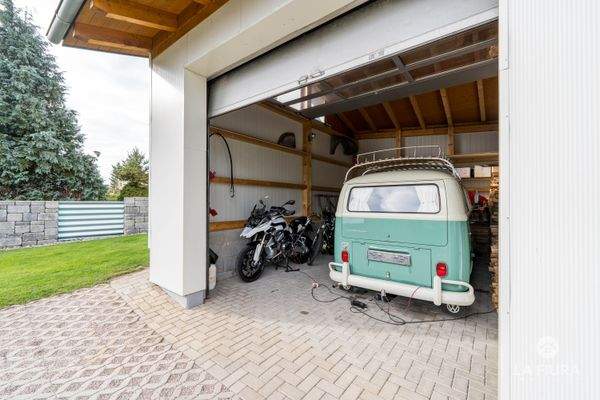 Garage mit elektr. Tor