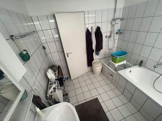 Bad mit Wanne und Dusche