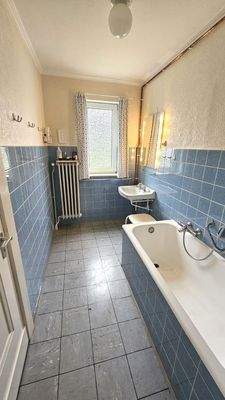 DG: Bad mit Fenster und Wanne