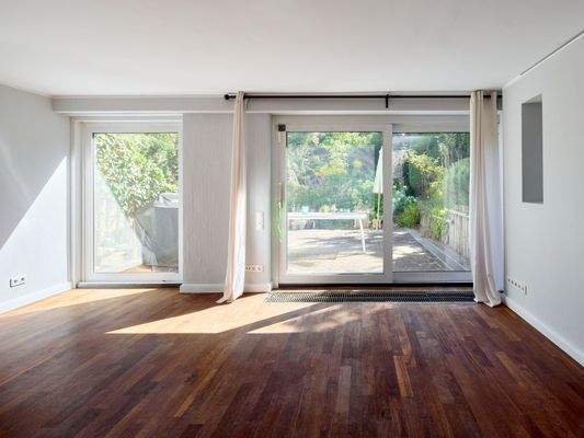 Zimmer mit Zugang zur Terrasse im Souterrain