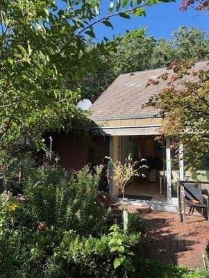 Das Haus + rund-herum grün!