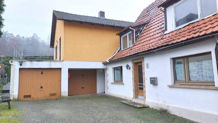 Nordansicht mit Zufahrt zu den Garagen, Nebenhaus und Hoffläche