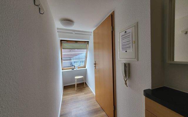 Wohnen-auf-Zeit-Stuttgart-Apartment_Flur-zu-Einzelzimmer