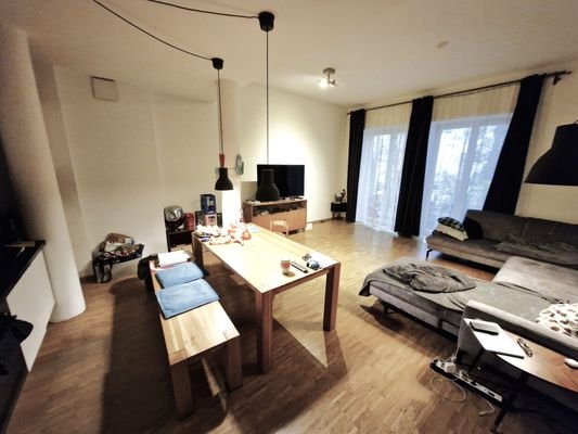 loftiges Wohnzimmer mit hohen Decken