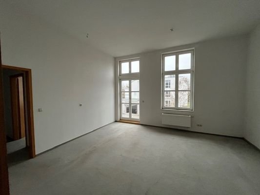 Wohnzimmer mit Zugang zum Balkon