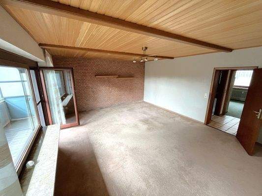 Wohnzimmer mit Zugang zum Balkon