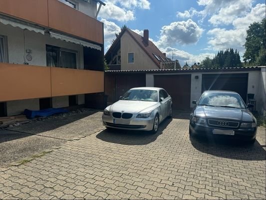 großer Innenhof mit Parkmöglichkeit vor der Garage