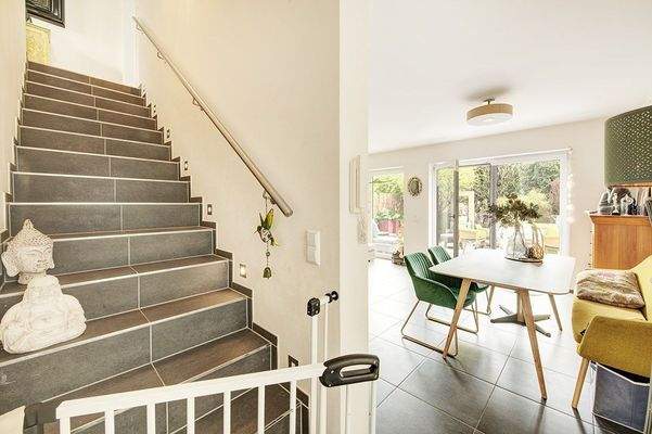 Wohn- und Essbereich und Treppe
