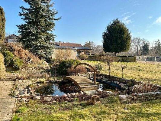 Gartenteich mit Brücke