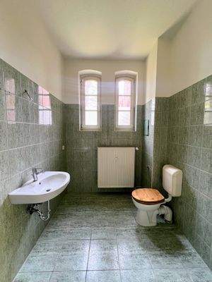 Badezimmer mit Fenster