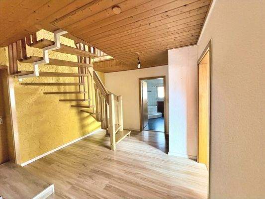 Flur und Treppenaufgang 1. DG