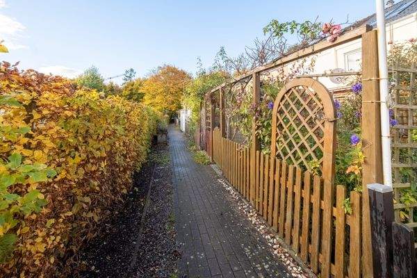 rückwärtiger Zugang zum Garten u. Fahrradschuppen