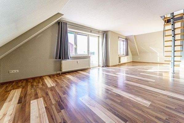 Wohnzimmer mit Balkonzugang