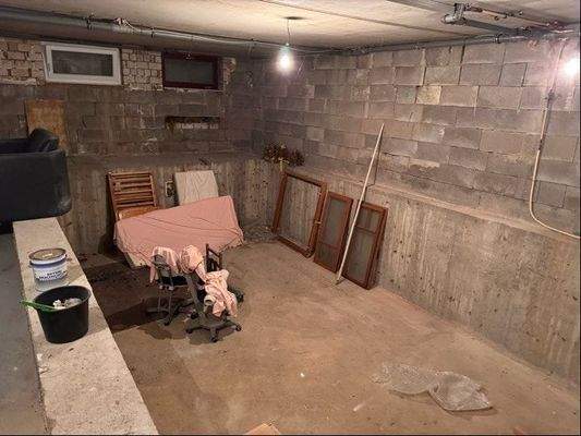 Keller: ehem. geplantes Schwimmbad