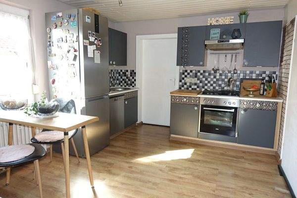 Küche mit kleiner Essecke