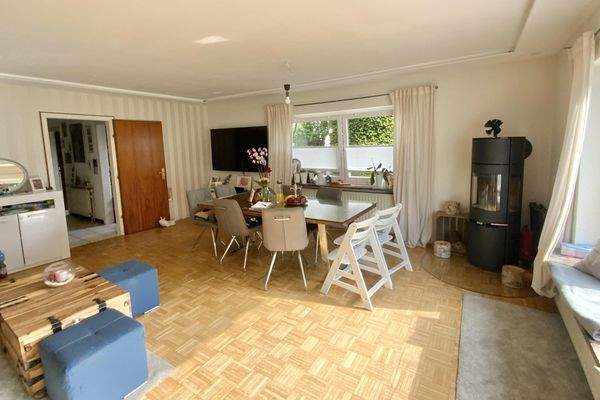 Essbereich mit hyggeligem Kaminofen