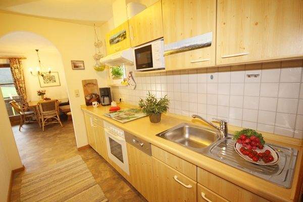 Tageslichtküche mit direktem Zugang und Blick zur Essecke