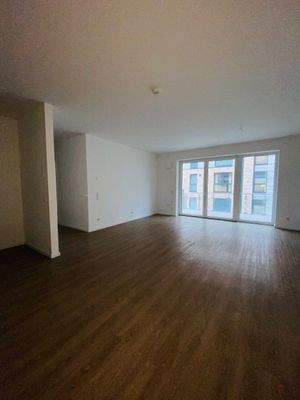 Leere Wohnung mit Balkon