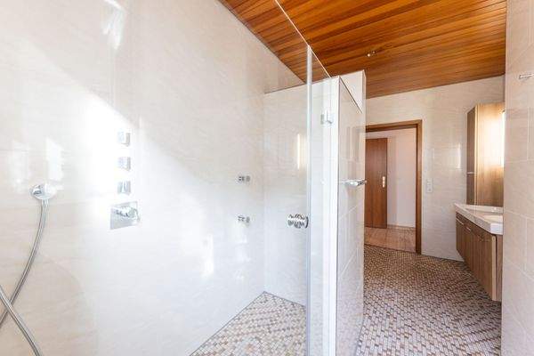 Badezimmer 2 (Dusche).jpg