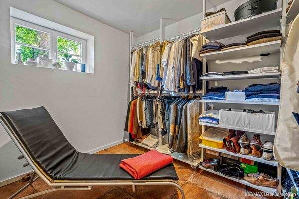 Zimmer EG_begehbarer Kleiderschrank