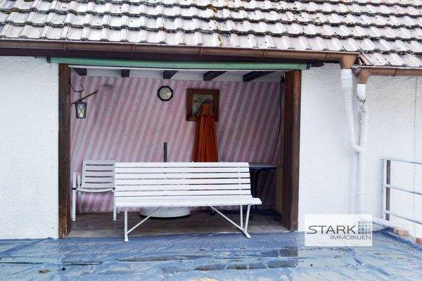 Außen, Terrasse im Innenhof.jpg