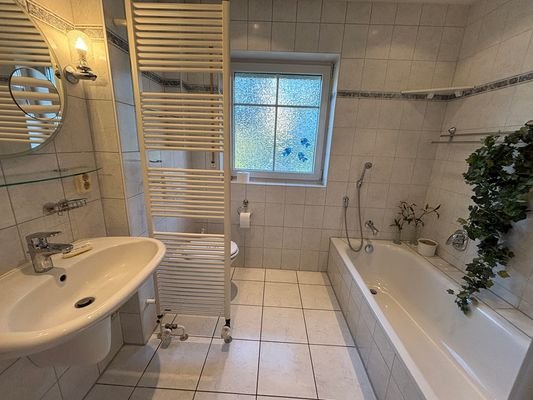 Bad mit Wanne und Dusche