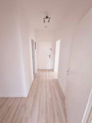 Heller Flur mit Holzboden