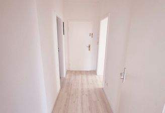 Heller Flur mit Holzboden