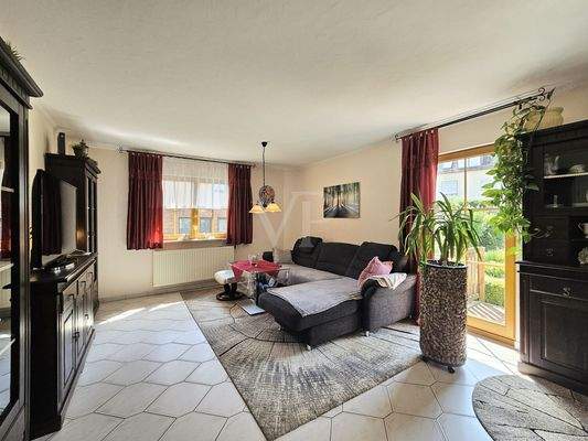 Heller Wohnbereich mit Zugang zum Garten