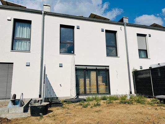 sonnige Lage... die Gartenansicht des Mittelhauses mit Terrasse (wird noch errichtet)