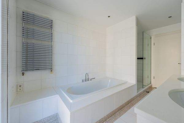 Clean design and natural light in the main bathroo
